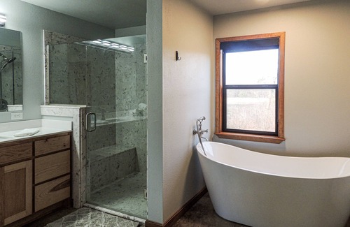 Bauxite Cabina | Modern Retreat with Stunning Views - 25 Mi to Little Rock!