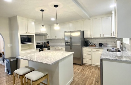 Cedar Hills Casa | Modern Retro Chic 3B/2BR House in Beaverton, OR