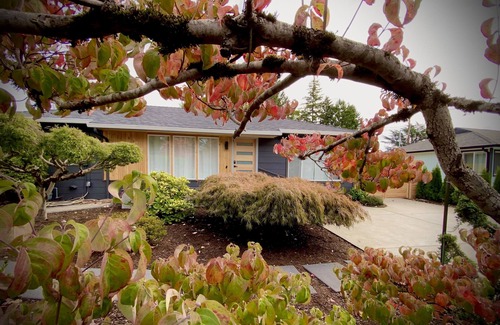 Cedar Hills Casa | Modern Retro Chic 3B/2BR House in Beaverton, OR
