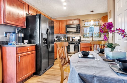 Northeast Anchorage Condominio | Cozy Condo Incredible Balcony Views shopping adjacent