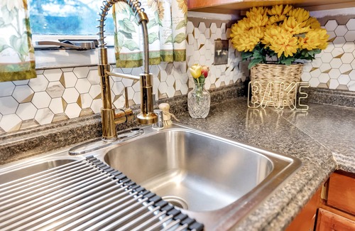 Northeast Anchorage Condominio | Cozy Condo Incredible Balcony Views shopping adjacent