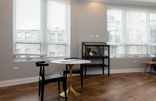 River West Apartamento | Modern River West 2BR with W&D by Zencity
