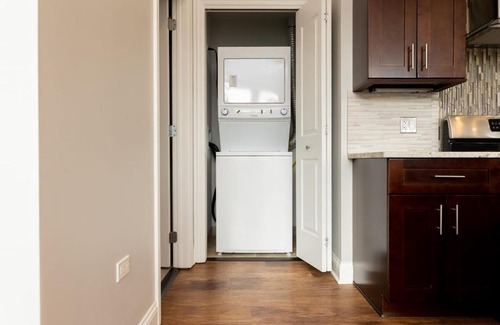 River West Apartamento | Modern River West 2BR with W&D by Zencity