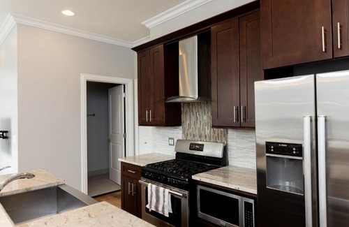 River West Apartamento | Modern River West 2BR with W&D by Zencity