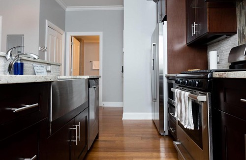 River West Apartamento | Modern River West 2BR with W&D by Zencity