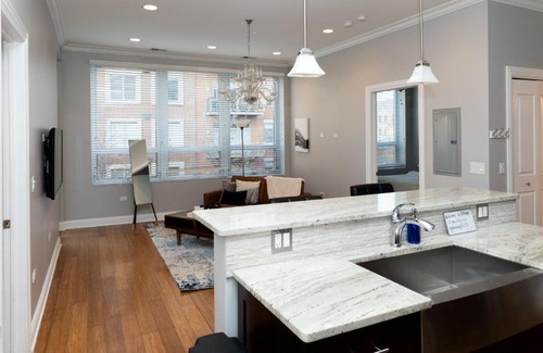 River West Apartamento | Modern River West 2BR with W&D by Zencity