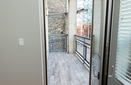 River West Apartamento | Modern River West 2BR with W&D by Zencity