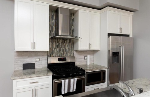 River West Apartamento | Modern River West 2BR with W&D by Zencity