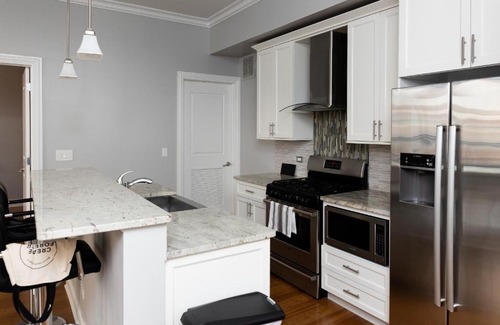River West Apartamento | Modern River West 2BR with W&D by Zencity