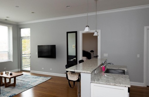 River West Apartamento | Modern River West 2BR with W&D by Zencity