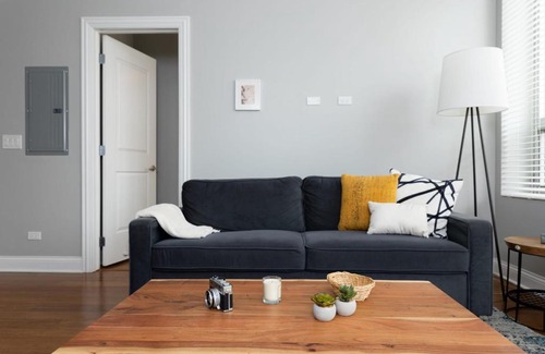 River West Apartamento | Modern River West 2BR with W&D by Zencity