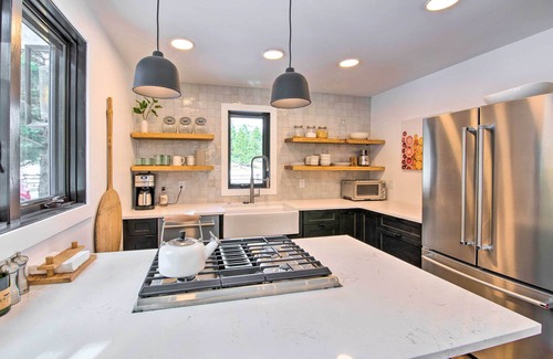 Gallatin Gateway Casa | Modern Riverfront Home: 6 Mi to Big Sky Town!