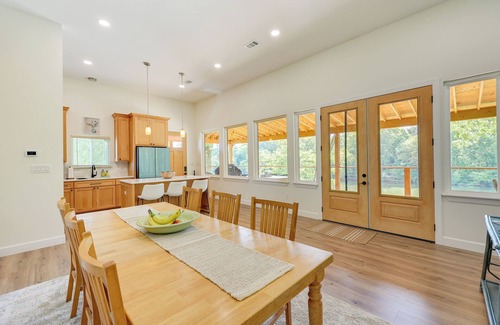 Arkadelphia Casa | Modern, Riverfront Family House w/ Balcony & Grill