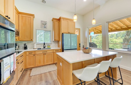 Arkadelphia Casa | Modern, Riverfront Family House w/ Balcony & Grill