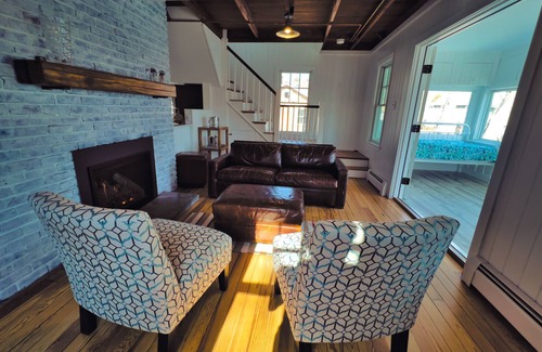 Wareham Center Casa | Modern Romantic Cottage on Mirror Cove