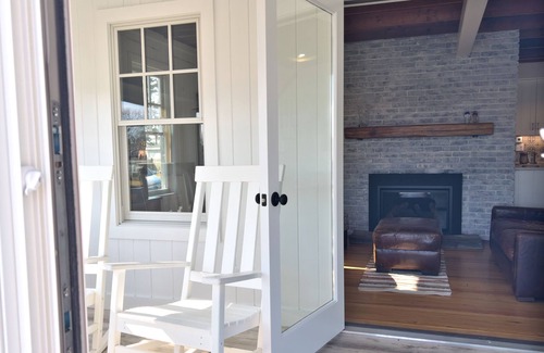 Wareham Center Casa | Modern Romantic Cottage on Mirror Cove