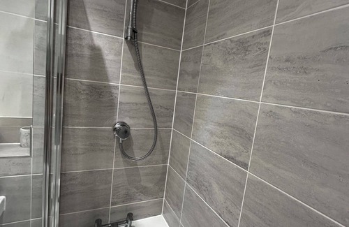 Bray on Thames Apartamento | Modern Room & Bath in Maidenhead Near Heathrow Airport