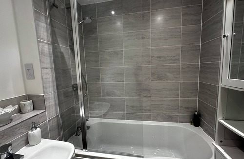 Bray on Thames Apartamento | Modern Room & Bath in Maidenhead Near Heathrow Airport