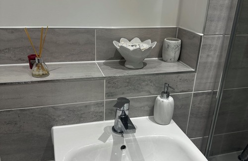 Bray on Thames Apartamento | Modern Room & Bath in Maidenhead Near Heathrow Airport