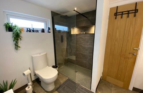 Fairwater Casa | Modern Room in Cardiff, Wales