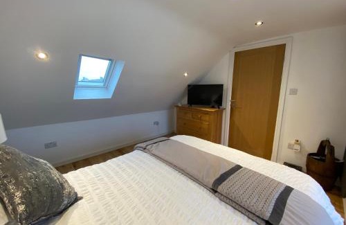 Fairwater Casa | Modern Room in Cardiff, Wales