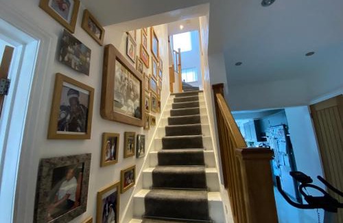 Fairwater Casa | Modern Room in Cardiff, Wales
