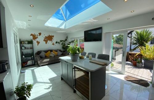 Fairwater Casa | Modern Room in Cardiff, Wales