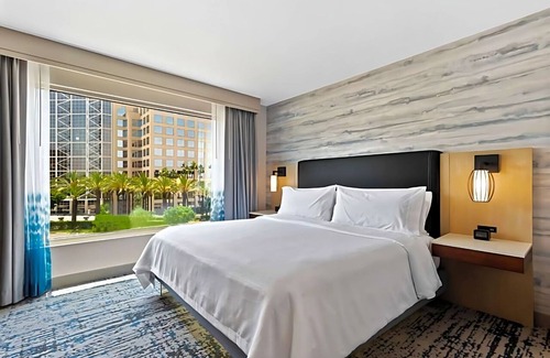 Southwest Anaheim Hotel | Modern Room in Embassy Suites Anaheim South – Comfort & Convenience Near Disney