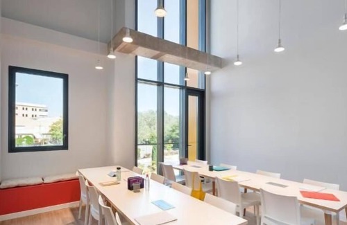 Milagrosa Apartamento | Modern Room with High-Speed Wi-Fi in Pamplona