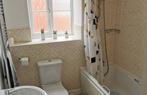 Pershore Casa | Modern Roomy 3 BR Home Pershore