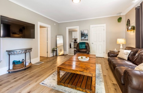Mount Clemens Apartamento | Modern, Rustic[3BR / 1.5BA]Townhome in Mt. Clemens
