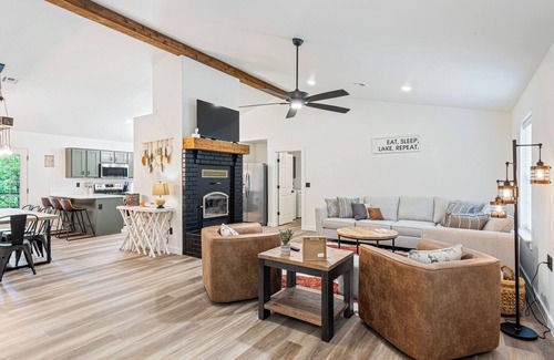 Rogers Casa | Modern-Rustic brand new Lake front home with hot tub + kayaks!