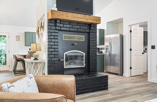 Rogers Casa | Modern-Rustic brand new Lake front home with hot tub + kayaks!