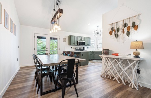 Rogers Casa | Modern-Rustic brand new Lake front home with hot tub + kayaks!