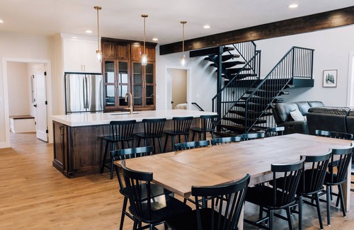 Sweetwater Casa | Modern Rustic Cabin - Sleeps 26 - Hot Tub, Theatre, Pickleball, Putting Green