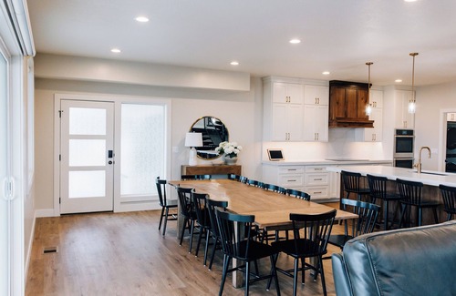 Sweetwater Casa | Modern Rustic Cabin - Sleeps 26 - Hot Tub, Theatre, Pickleball, Putting Green