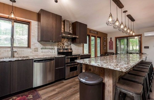Bushkill Cabina | Modern Rustic Lodge! 2 min. walk to Ski Slopes, 6TVs, Linens, WiFi, A/C, Firepit