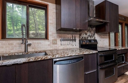 Bushkill Cabina | Modern Rustic Lodge! 2 min. walk to Ski Slopes, 6TVs, Linens, WiFi, A/C, Firepit
