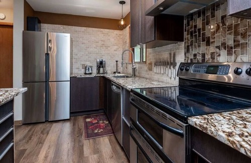 Bushkill Cabina | Modern Rustic Lodge! 2 min. walk to Ski Slopes, 6TVs, Linens, WiFi, A/C, Firepit