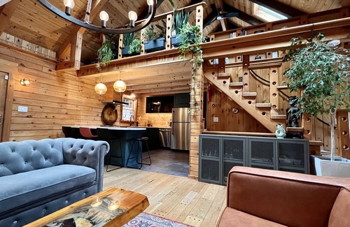 Grand Gorge Chalet De Esquí | Modern Rustic Log Chalet w/ mtn views, pool & bonus loft on 17 secluded acres