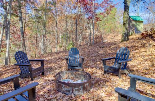 Cosby Casa | Modern-Rustic Love Cabin in Cosby Deck and Grill