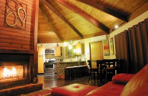Bushkill Cabina | Casa de montaña rústica moderna! Mesa de billar, 5 televisores, WiFi, TiVo, ropa de cama, NetFlix, A / C!