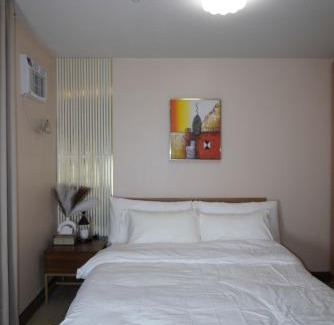 Pinagsama Apartamento | Modern Rustic Pet Friendly Condo in Mckinley Hill BGC