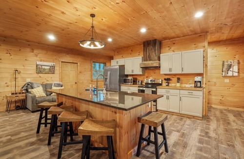 McArthur Cabina | Modern Rustic Retreat ~Newly Built Cabin w/EV charger, only 6mi to Ash Cave