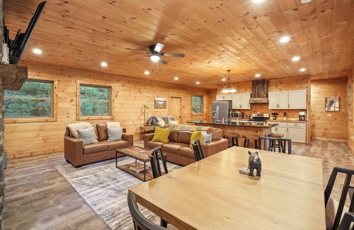 McArthur Cabina | Modern Rustic Retreat ~Newly Built Cabin w/EV charger, only 6mi to Ash Cave