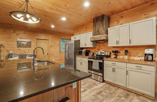 McArthur Cabina | Modern Rustic Retreat ~Newly Built Cabin w/EV charger, only 6mi to Ash Cave