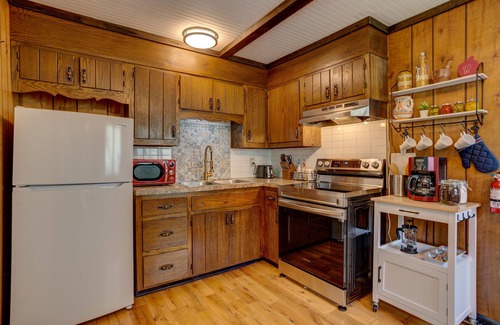 Sciota Cabina | Modern Rustic Retreat w/Private Trails & Stream