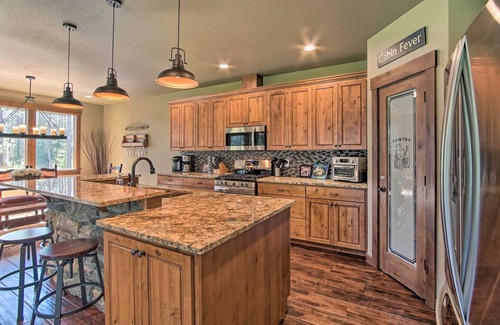 Ronald Casa | Modern-Rustic Ronald Getaway: Hot Tub, Grill!