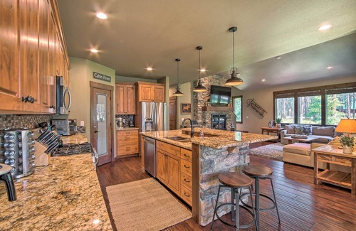 Ronald Casa | Modern-Rustic Ronald Getaway: Hot Tub, Grill!