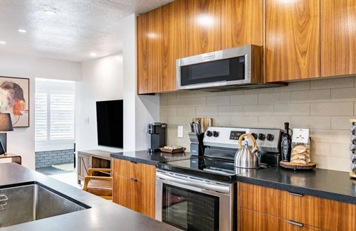 People's Freeway Apartamento | Modern Rustic Stay | Hot Tub | Downtown